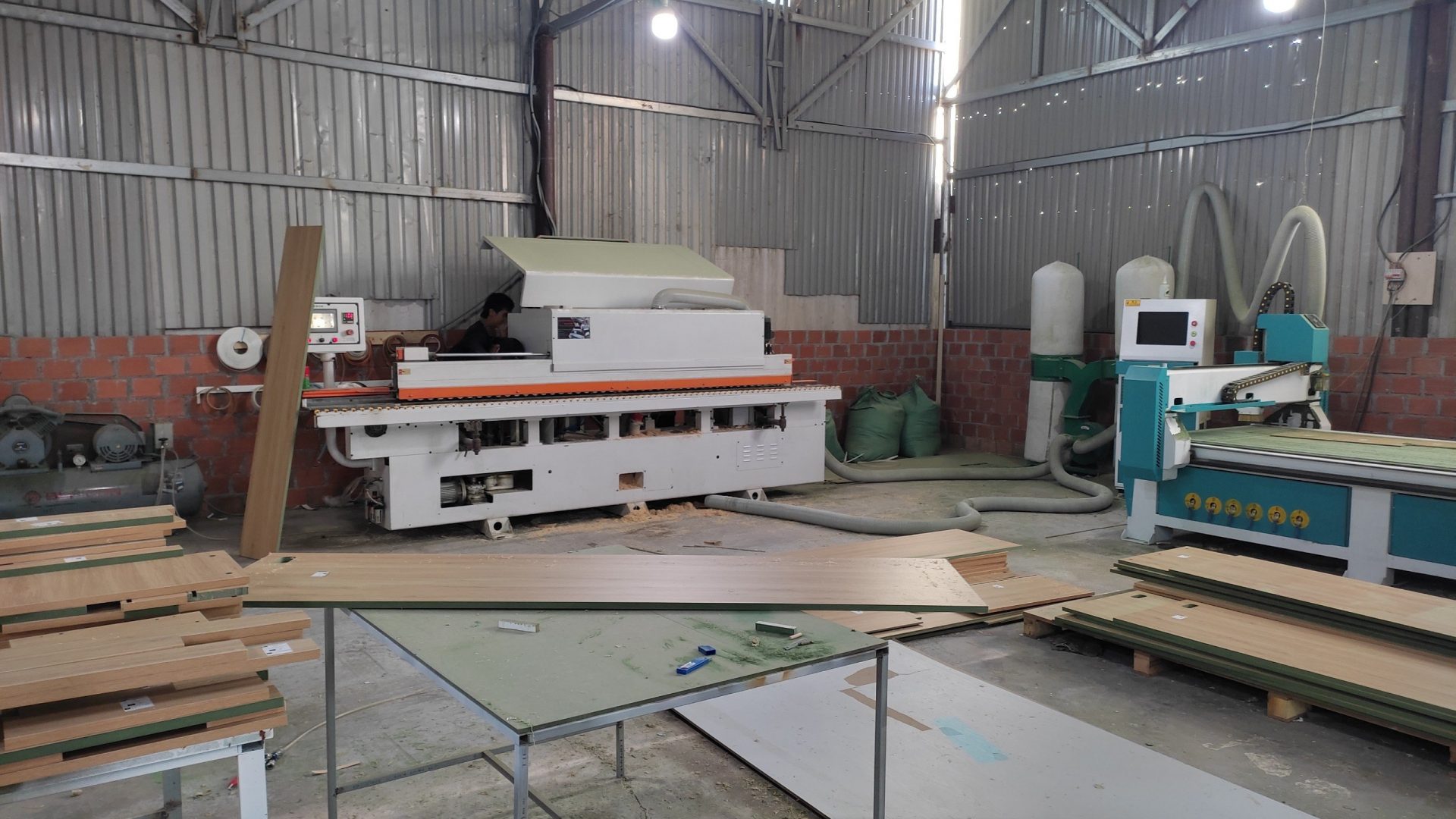 Xưởng sản xuất nội thất của Nhất Tín với nhiều máy móc hiện đại