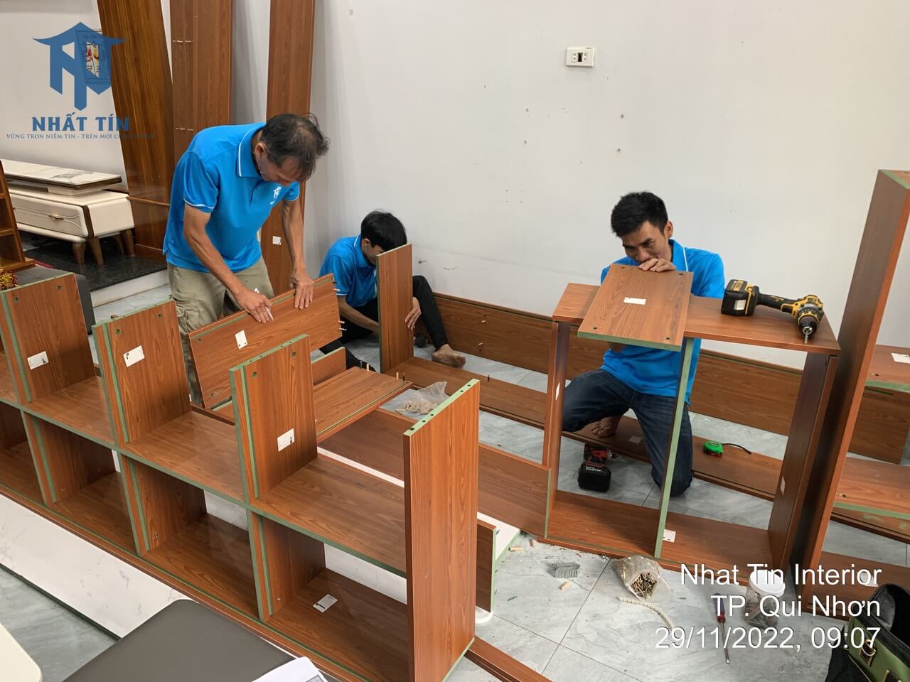Đội thi công tiến hành lắp đặt tủ gỗ công nghiệp