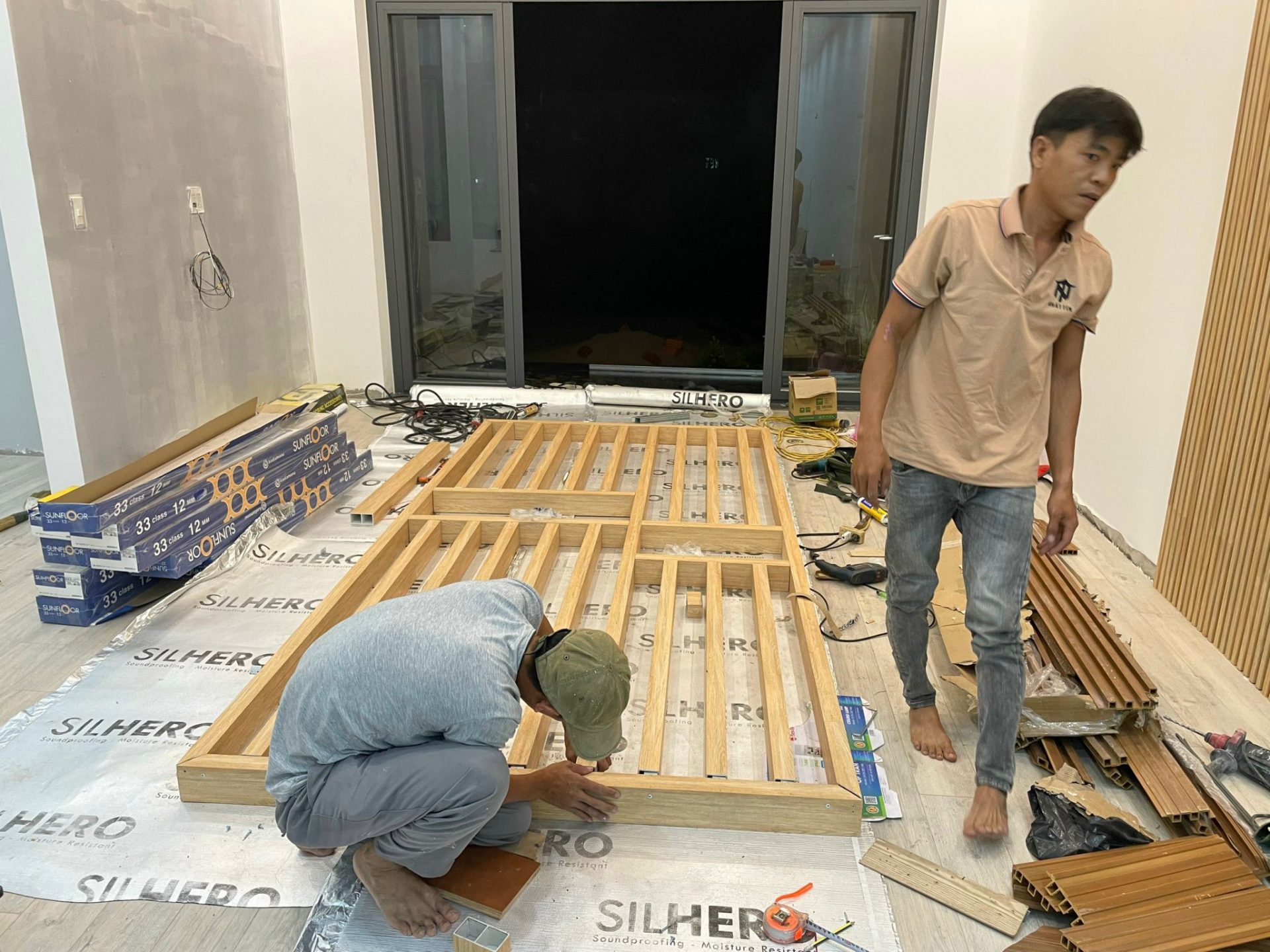 Thợ Nhất Tín đang thi công vách ngăn gỗ công nghiệp