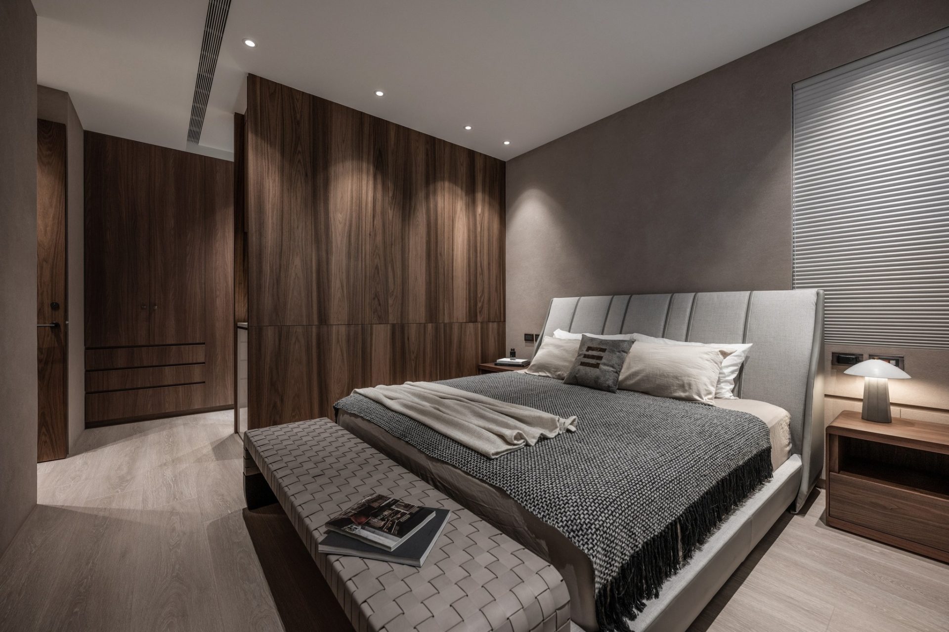 Mẫu thiết kế phòng ngủ tông màu xám tạo cảm giác huyền bí và mạnh mẽ