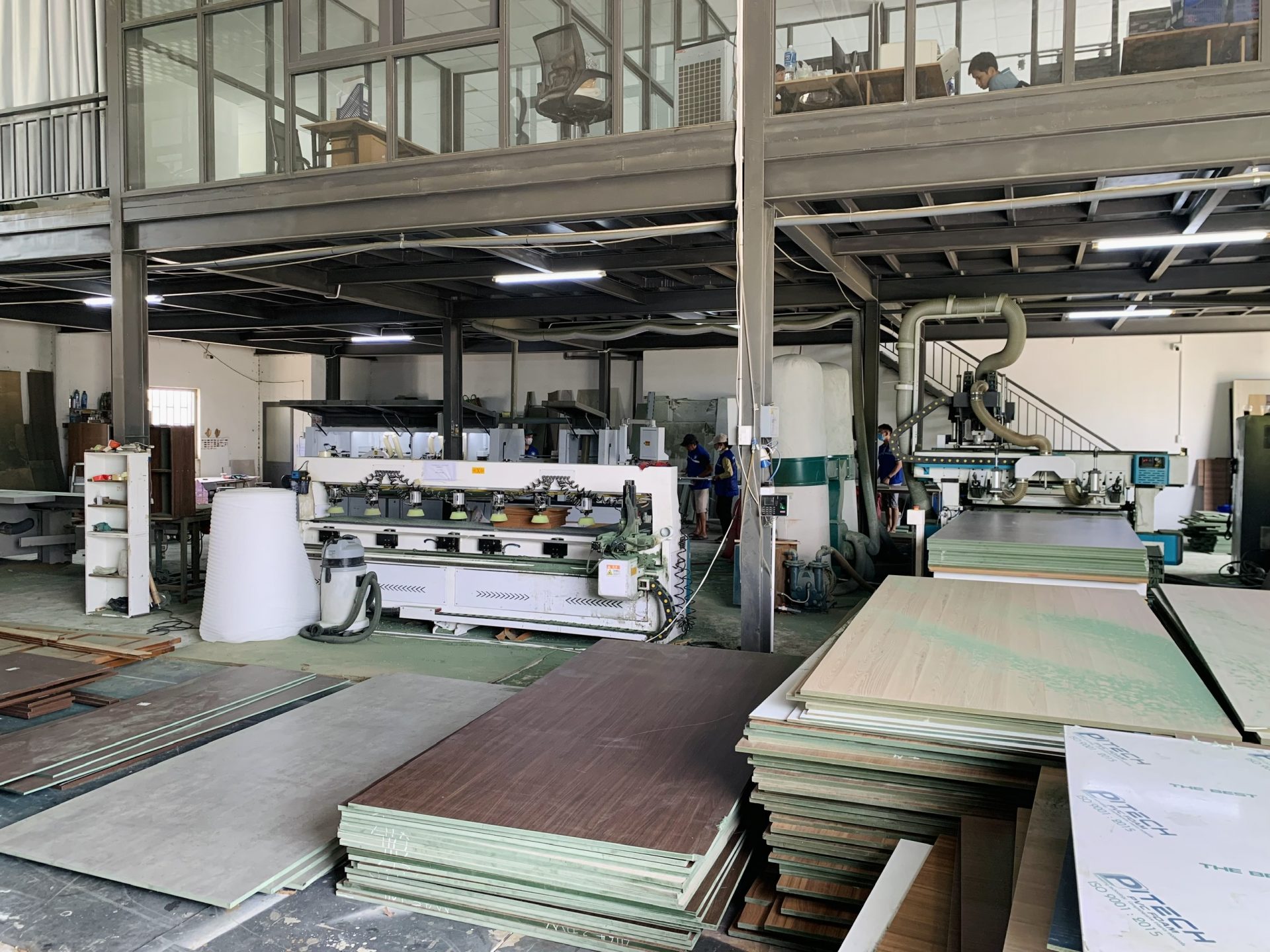 Xưởng sản xuất nội thất Nhất Tín được trang bị máy móc hiện đại và đội ngũ thợ lành nghề